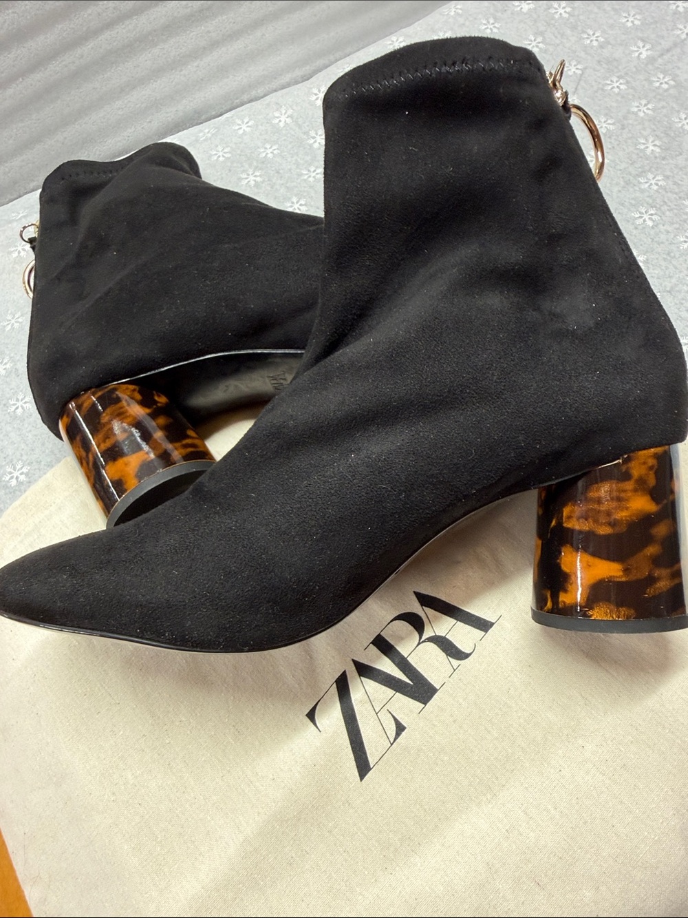 ZARA Black Suede Ankle Boots 37 • Tortoise Heel • Gold Ring Zip • Like New + Dus